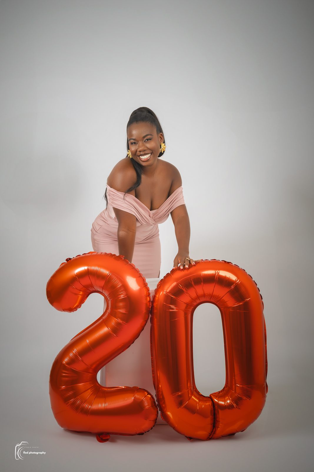 Séance anniversaire 20 ans, pose complice avec ballons rouges