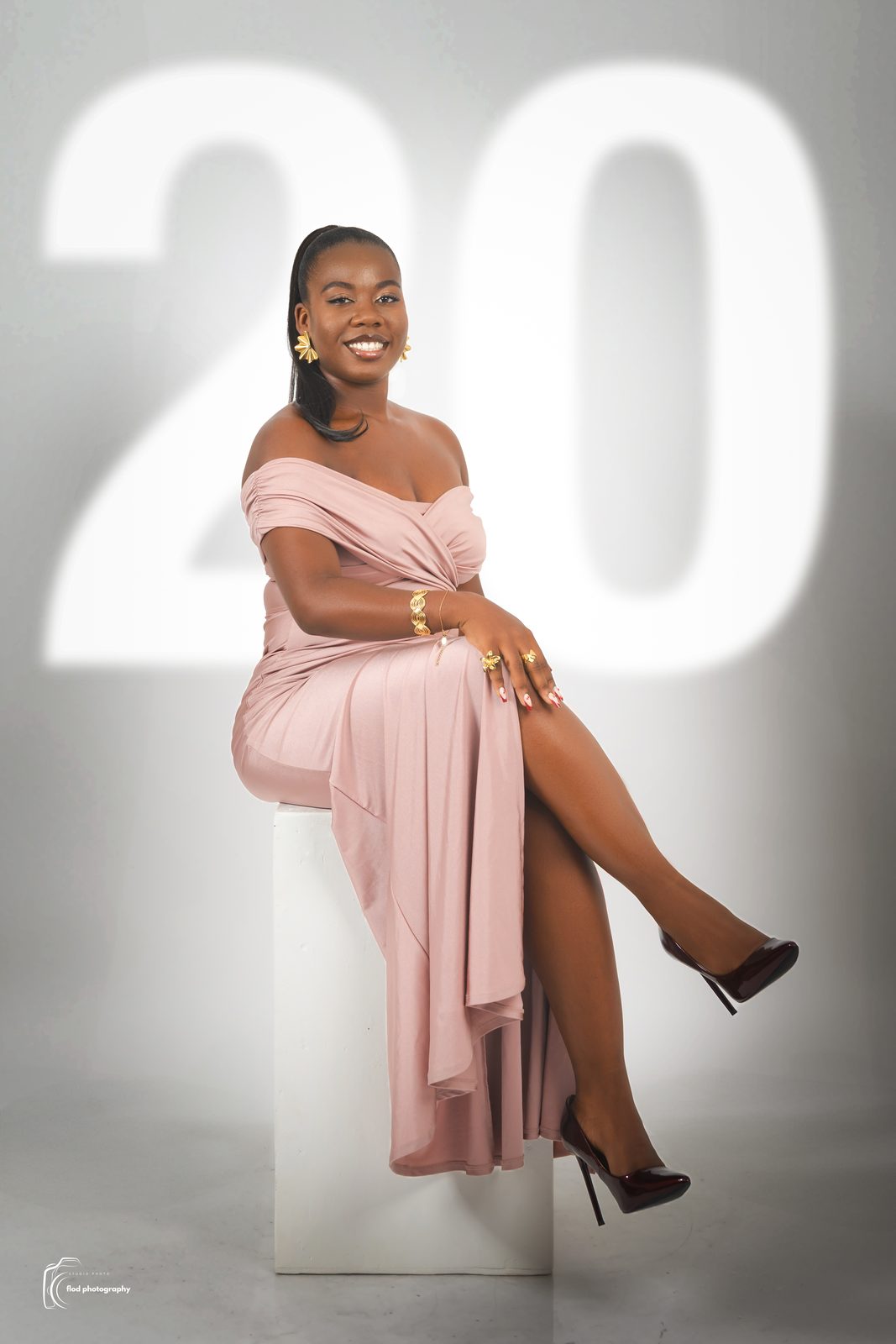 Portrait en robe rose devant projection lumineuse, séance anniversaire 20 ans