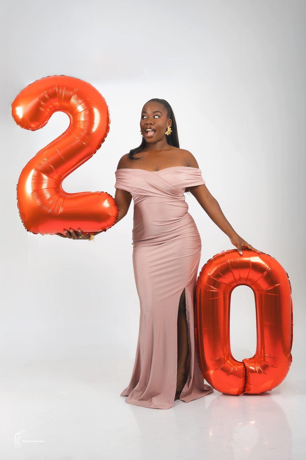 Séance anniversaire 20 ans en robe longue avec ballons chiffres