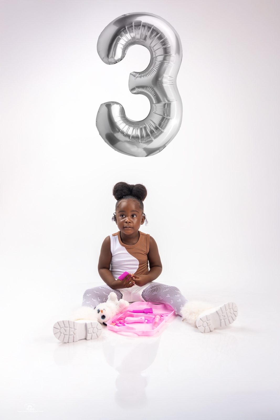 Séance anniversaire 3 ans en studio, ballon chiffre argenté et jouets