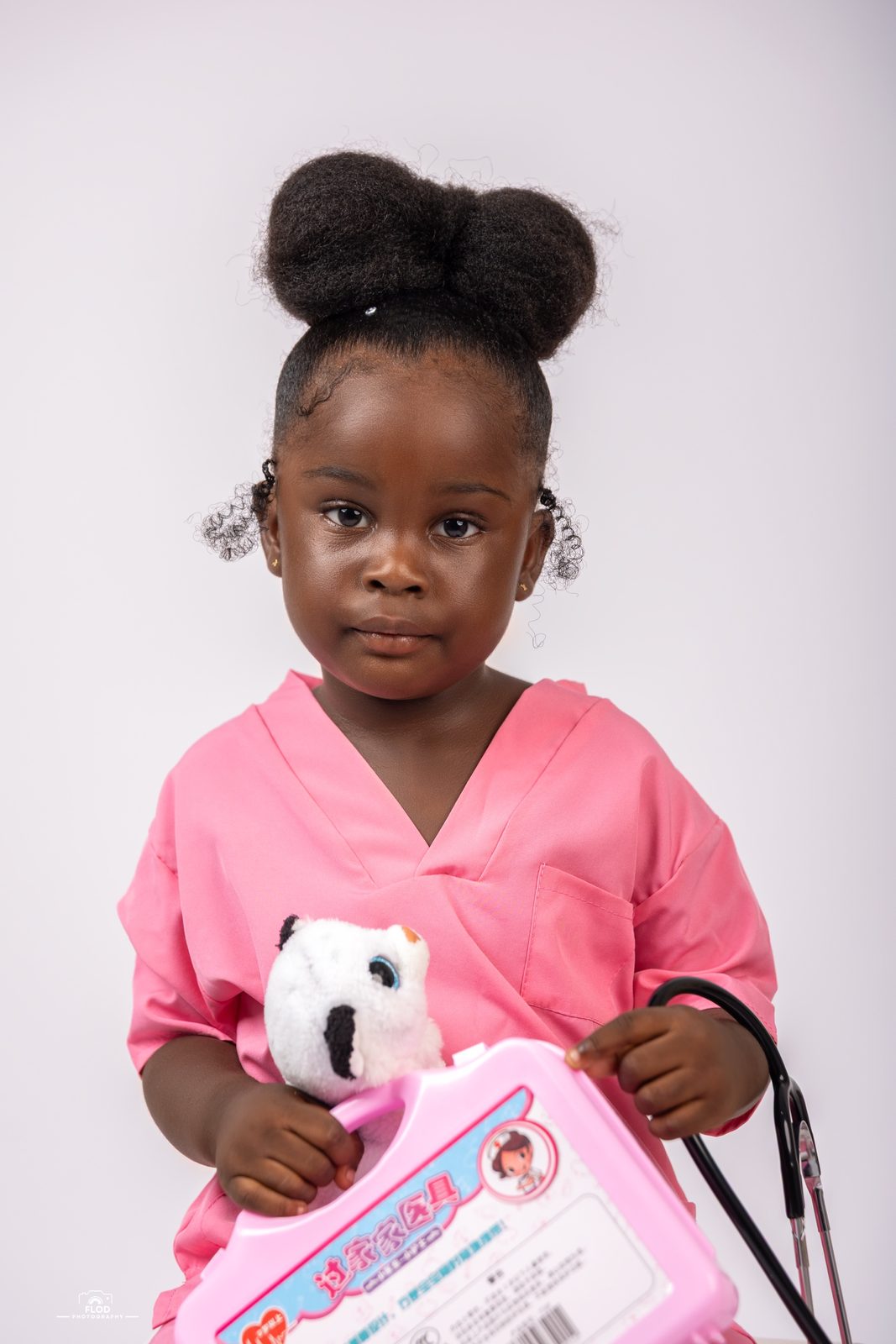 Portrait enfant pour ses 3 ans, tenue de docteur rose en studio