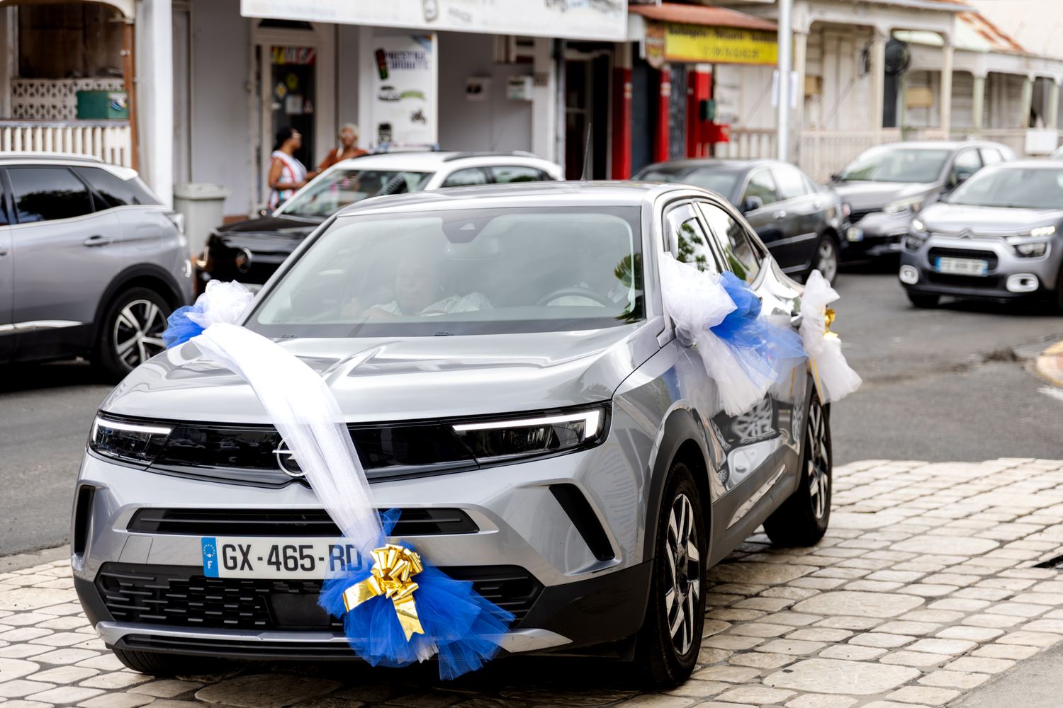 Voiture décorée pour le mariage