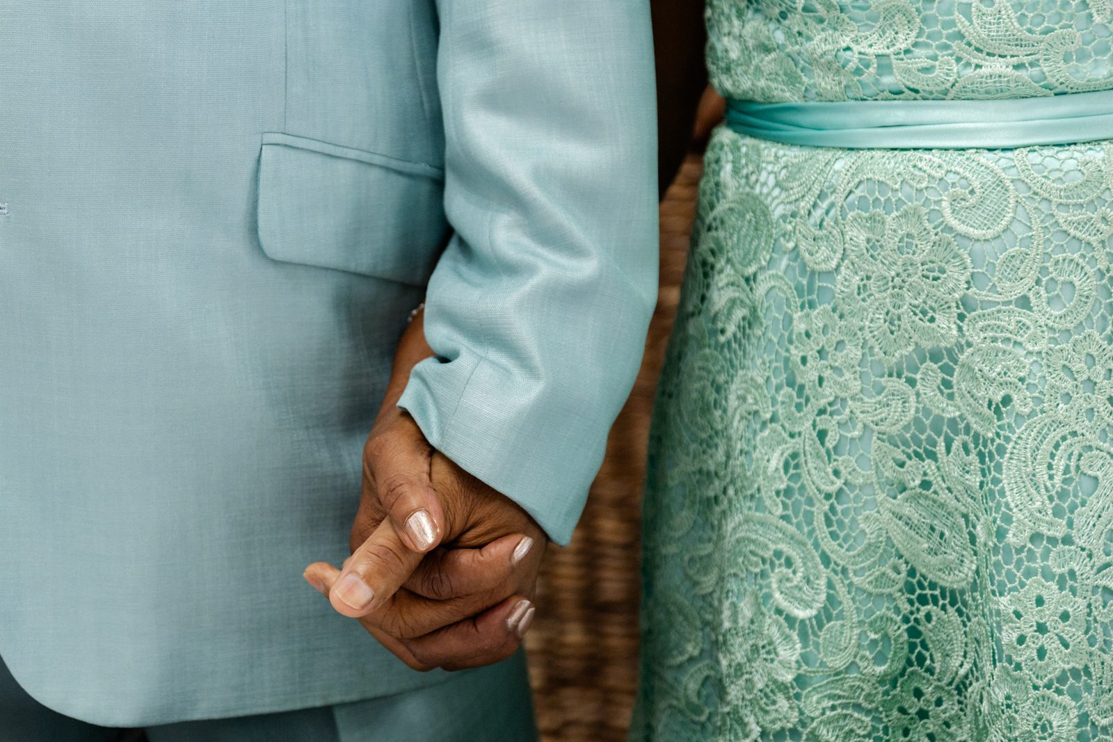 Mains des mariés enlacées, détail d'un mariage civil en Guadeloupe