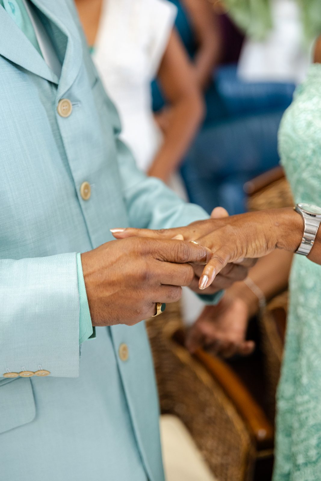 Échange des alliances, la mariée passe l'anneau au doigt de son époux