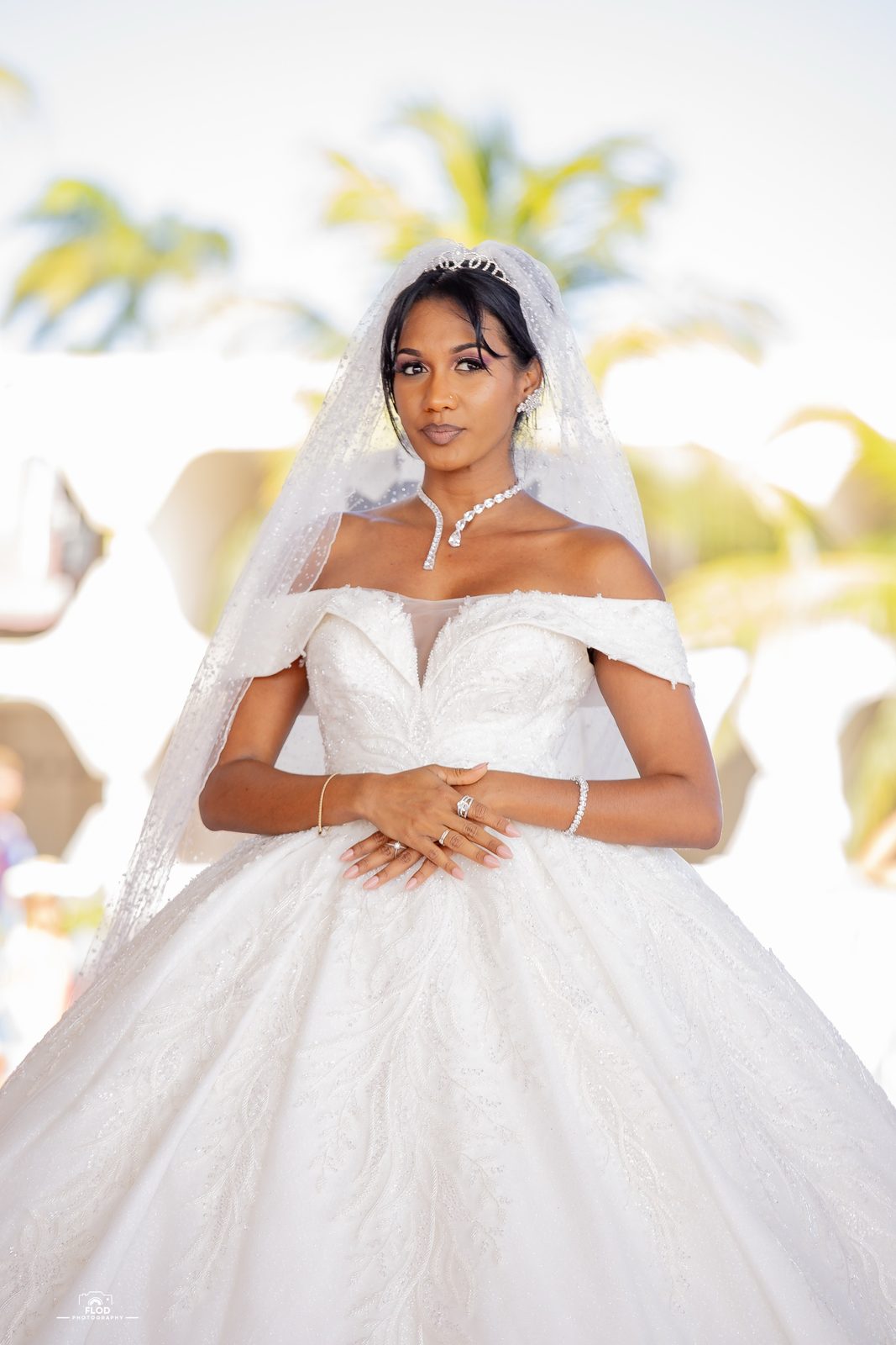 Mariée en robe princesse et voile brodé, palmiers en arrière-plan, Guadeloupe
