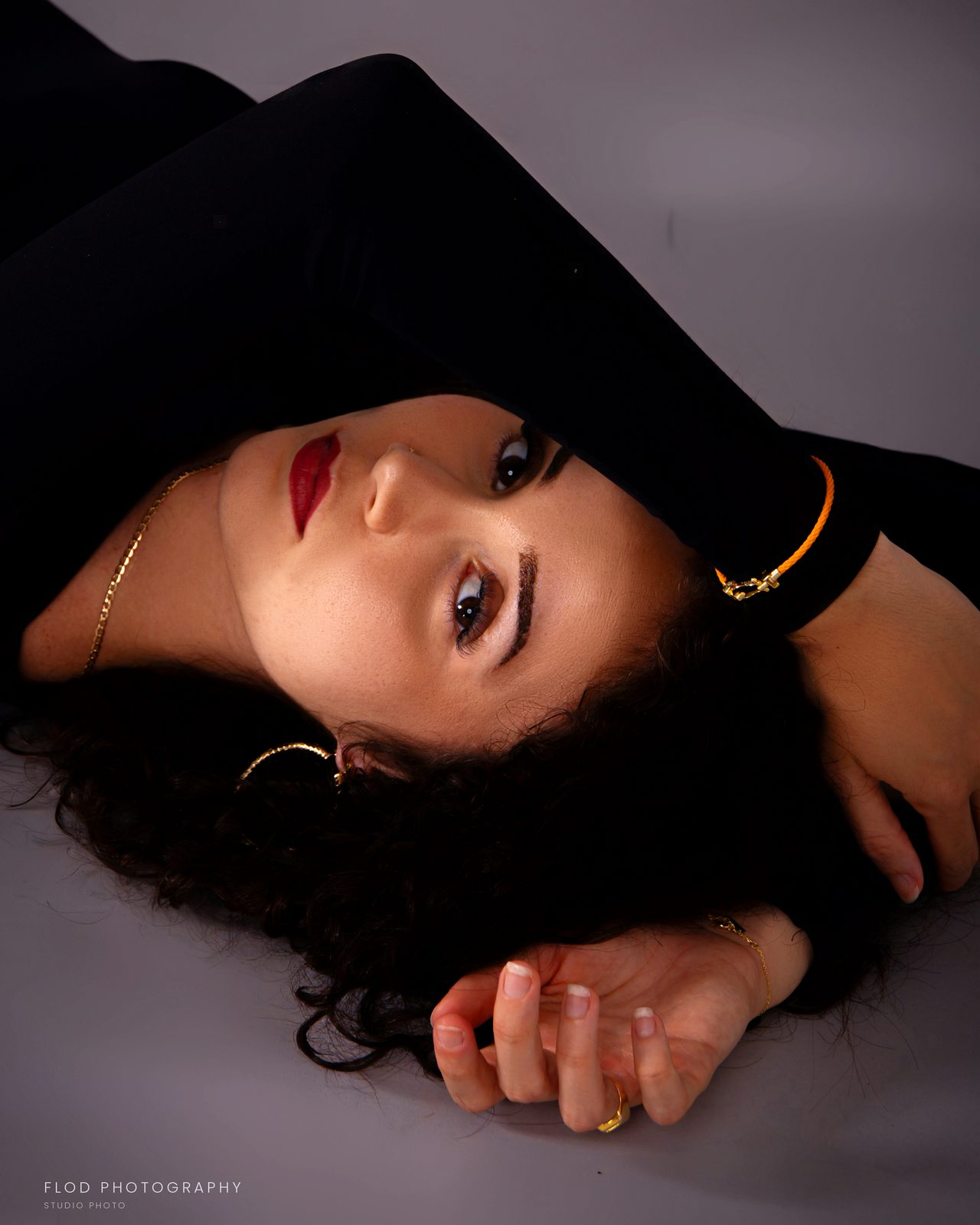 Portrait studio en gros plan, regard à l'objectif, lumière contrastée