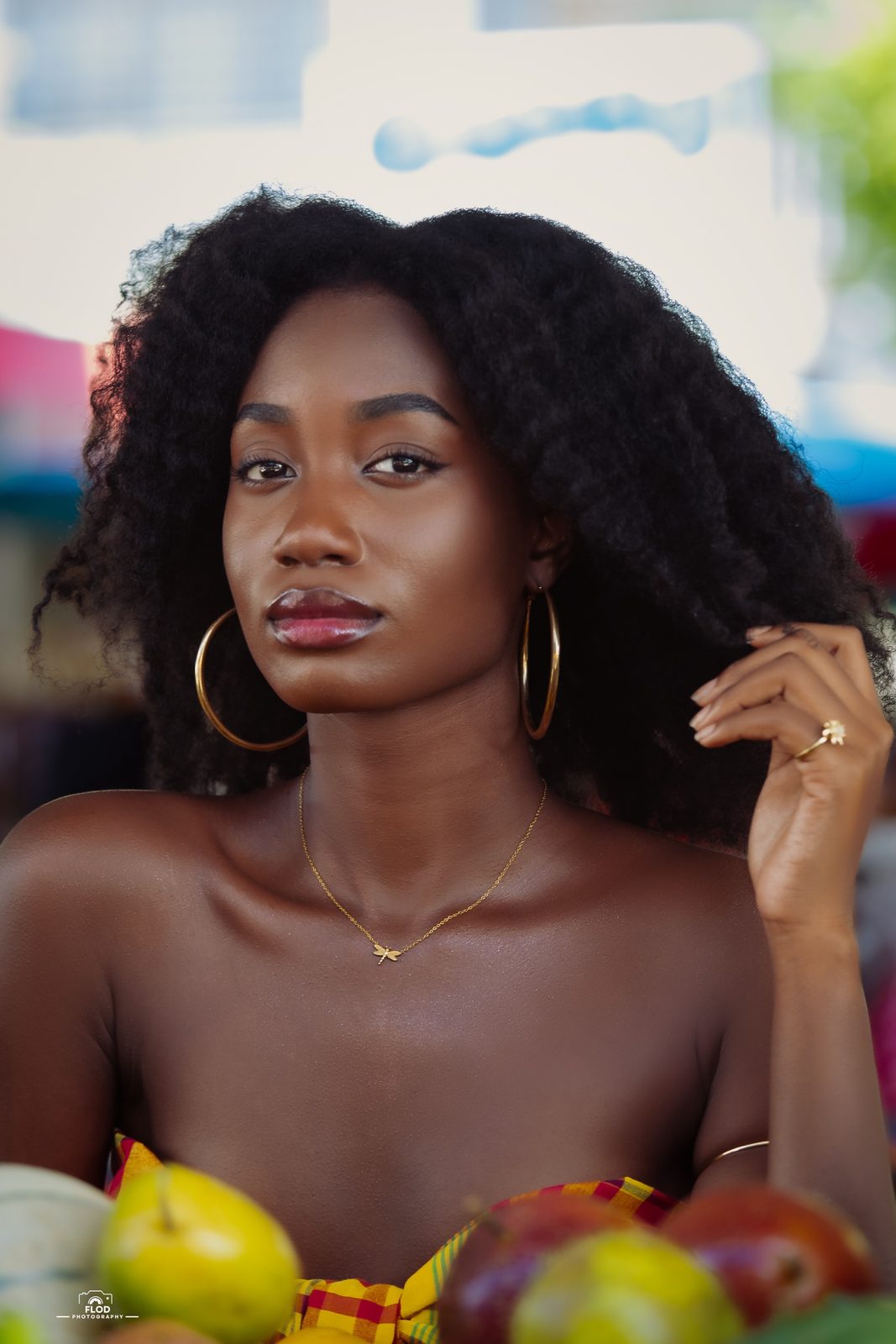 Portrait en extérieur, cheveux afro et créoles dorées, marché de Pointe-à-Pitre