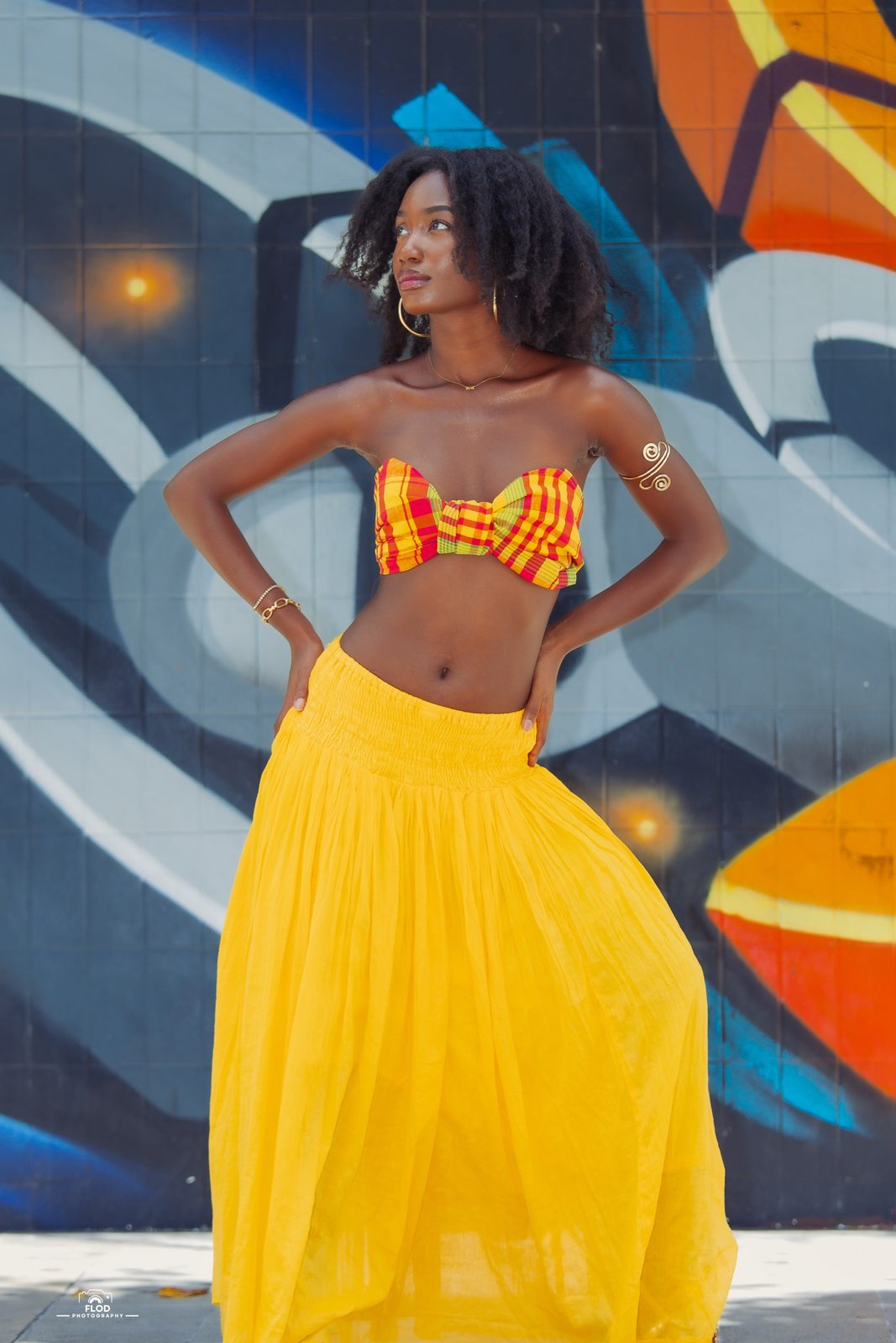 Portrait en madras devant une fresque street art en Guadeloupe