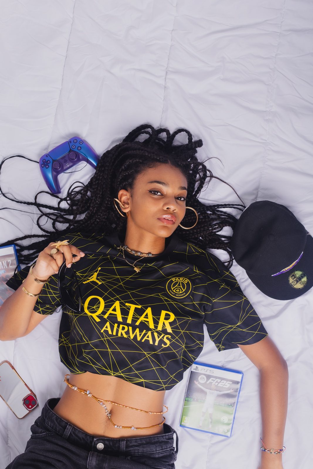 Portrait lifestyle vu du dessus, maillot de foot et manette de jeu