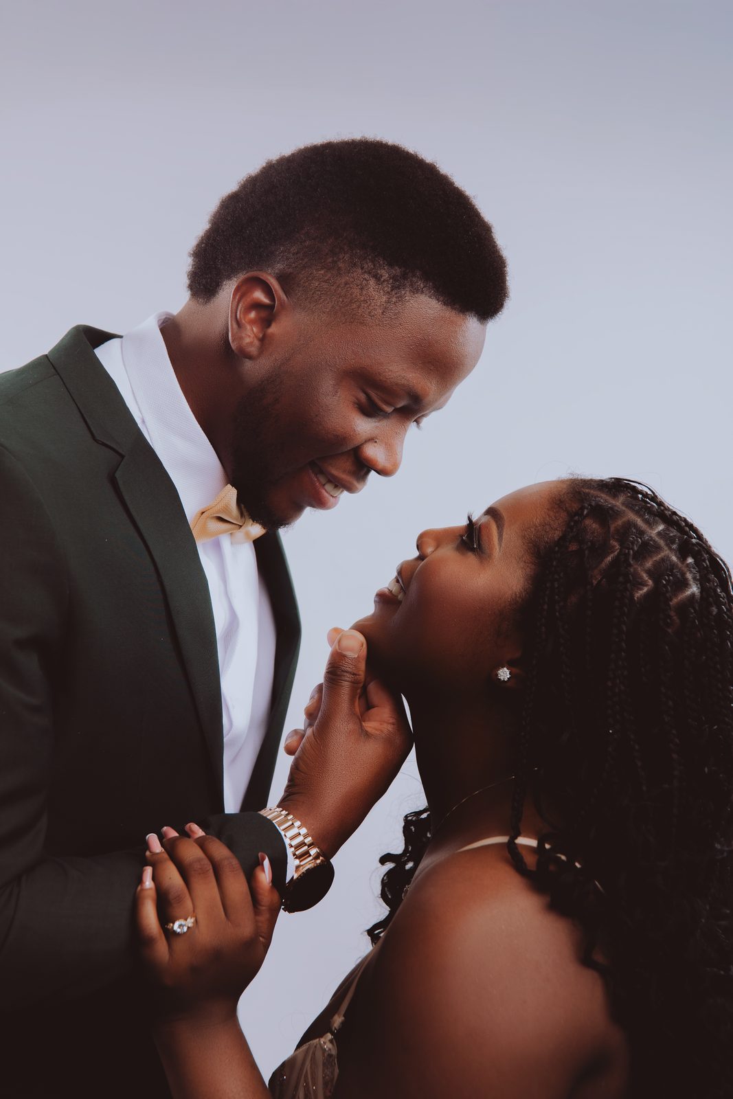 Fiancés complices, le marié caresse le visage de sa future épouse, séance pré-wedding