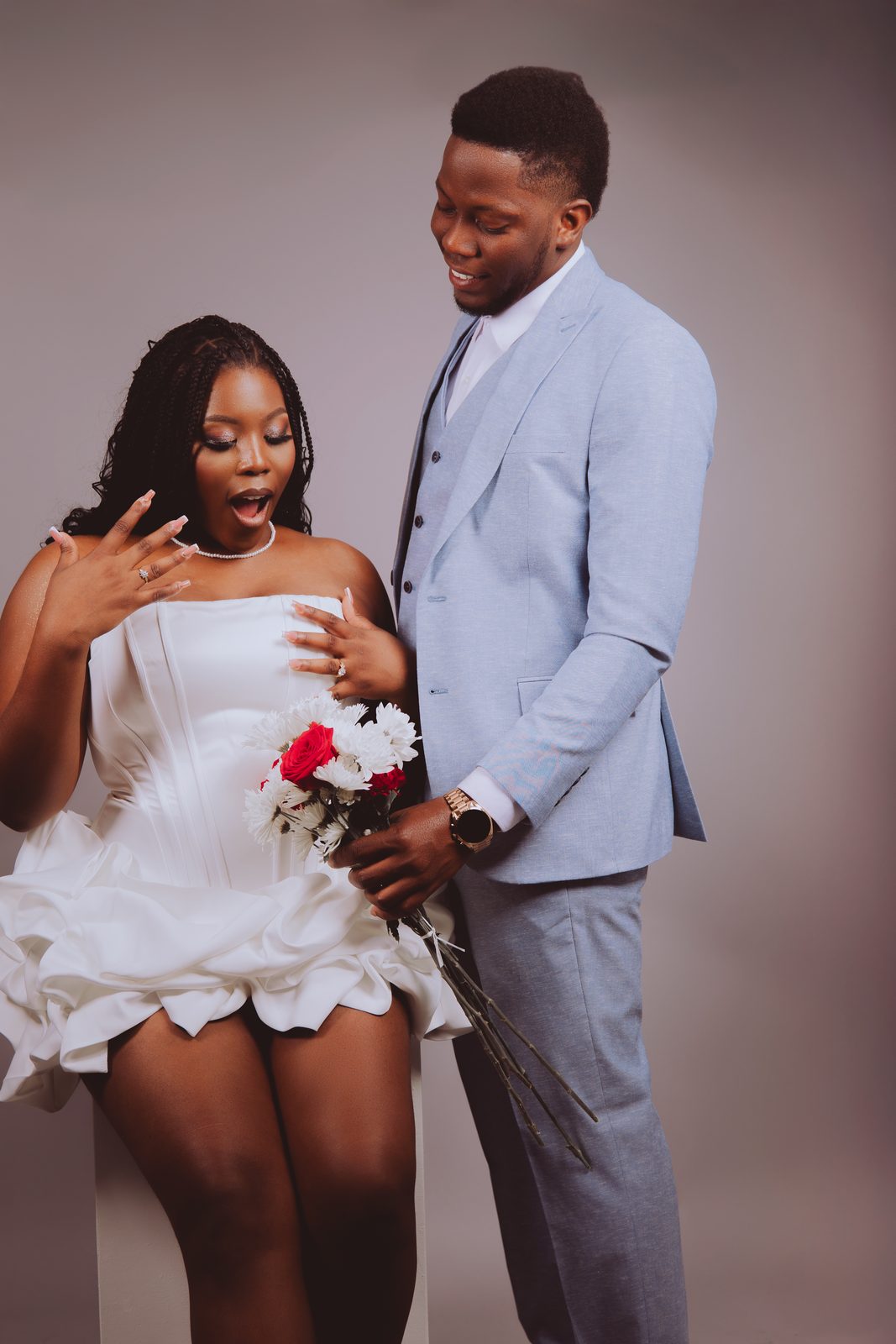La fiancée découvre sa bague, séance pré-wedding en studio à Pointe-à-Pitre