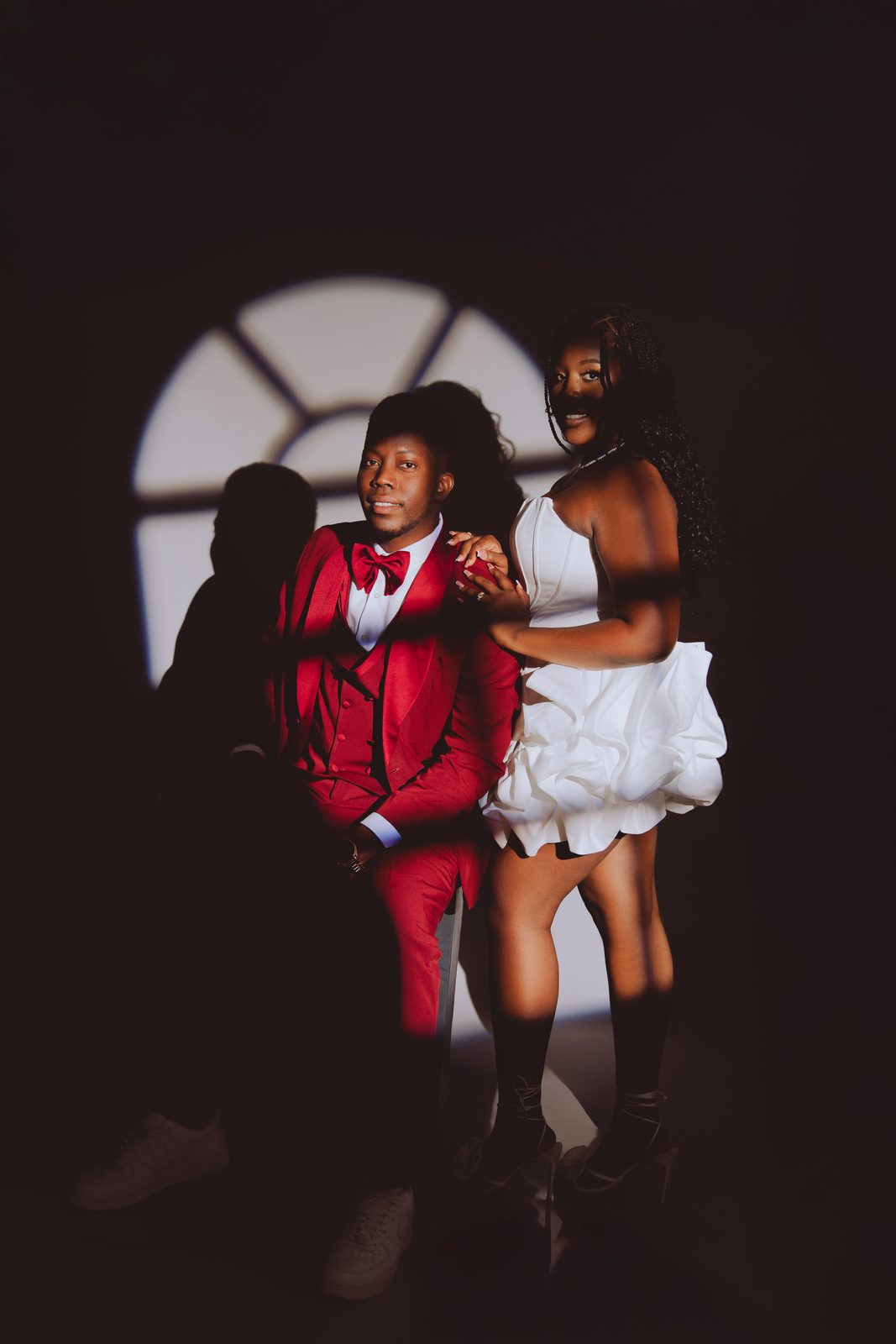 Couple de fiancés devant une projection lumineuse, séance pré-wedding en studio