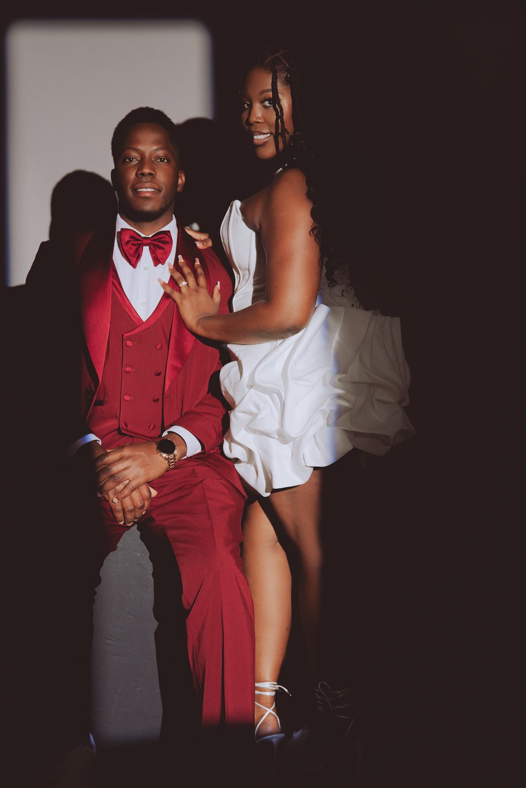 Portrait de couple en clair-obscur, costume rouge et robe blanche, pré-wedding