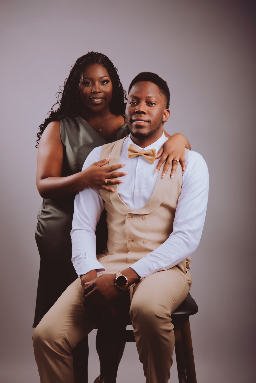 Couple en séance pré-wedding en studio