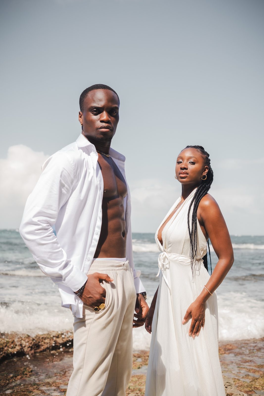 Couple en blanc face à la mer, séance en extérieur en Guadeloupe