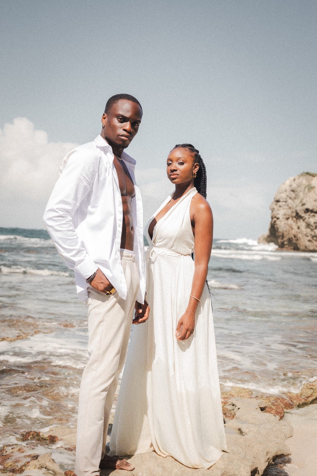 Couple posant sur la plage, falaise en arrière-plan, Guadeloupe