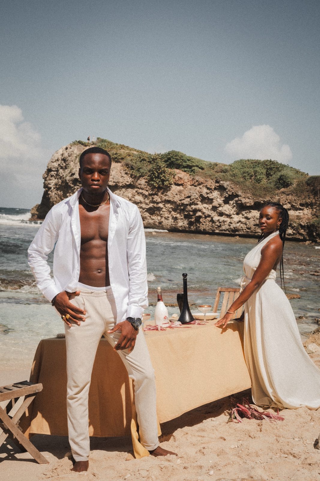 Couple devant une table dressée face à la mer et à la falaise