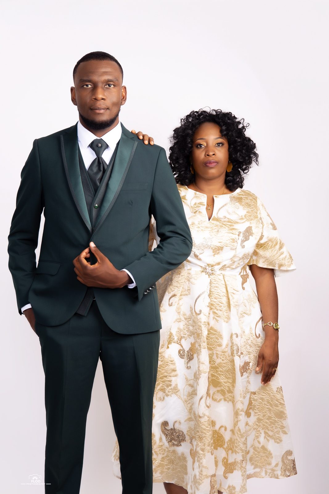 Portrait de couple élégant en studio, main posée sur l'épaule